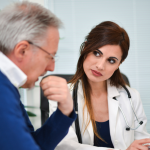 O Instituto Econacional esclarece os sinais da andropausa e a importância de buscar orientação médica no momento certo.