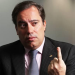 Pedro Duarte Guimarães destaca a natação como ferramenta de saúde integral, trazendo benefícios físicos e mentais em todas as idades.