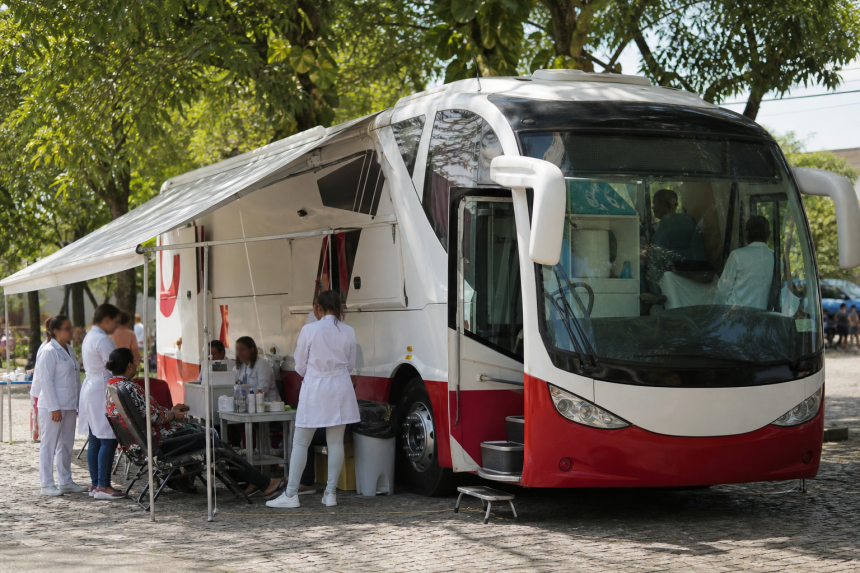 Ônibus móvel do Hemosul estacionado em área pública para campanha de doação de sangue em Campo Grande