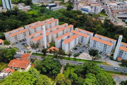 Vista aérea de um conjunto de prédios residenciais cercado por áreas verdes.